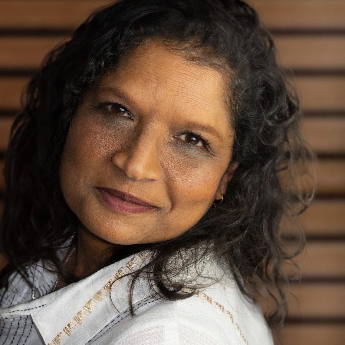 Portrait de Maya praticienne en soins énergétiques, guidance et thetahealing.
