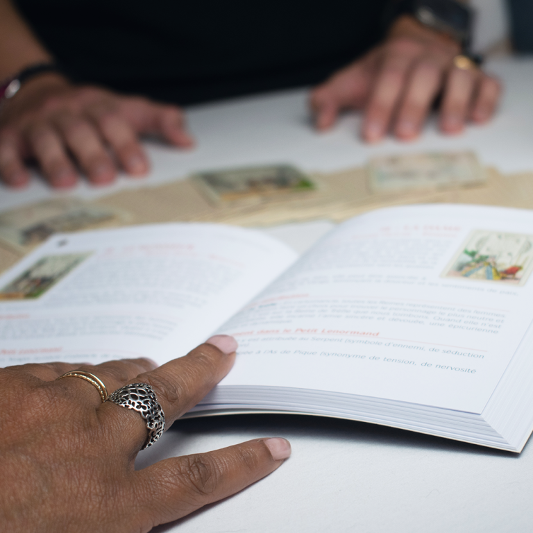 Cartes de guidance étalées pour une séance de guidance immédiat.