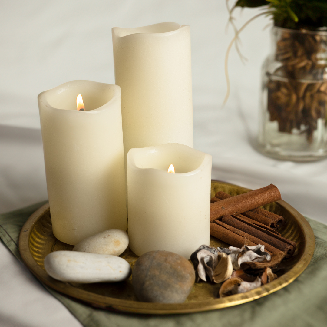 Bougies blanches allumées avec de la cannelle, symbole de sérénité et d’engagement.
