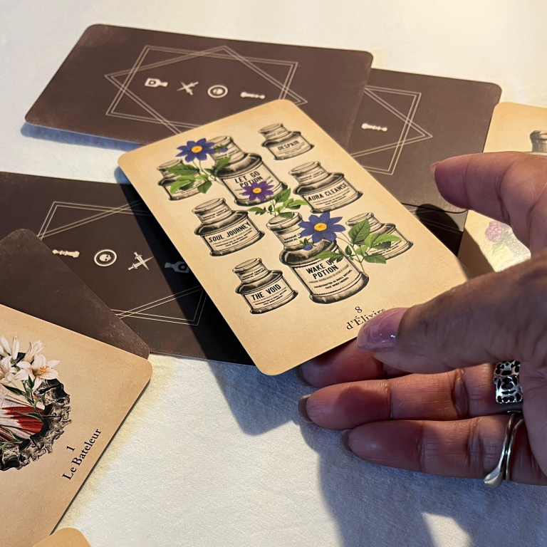  Main retournant une carte de guidance pour une question spécifique.