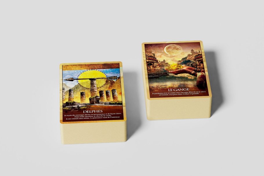 Cartes oracle posées en bloc pour une séance de guidance spirituelle.