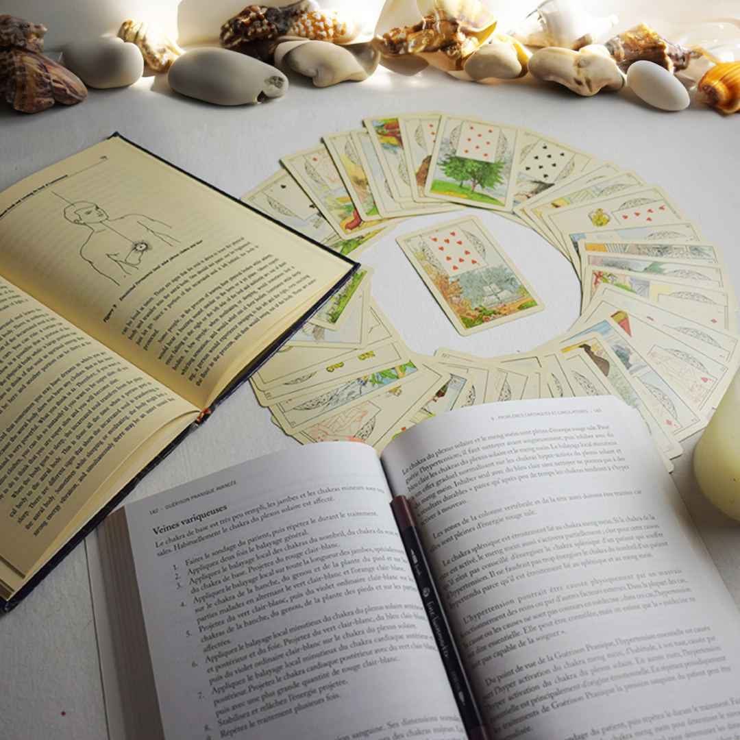 Cartes de guidance disposées en rond avec des livres ouverts illustrant un parcours spirituel.